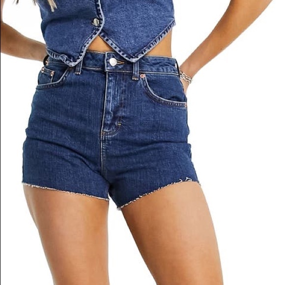 TOPSHOP CUTOFF DENIM MOM SHORTS SIZE 8.(fits like 6-8) MIDWASH BLUE, RAW HEM. - Picture 1 of 6